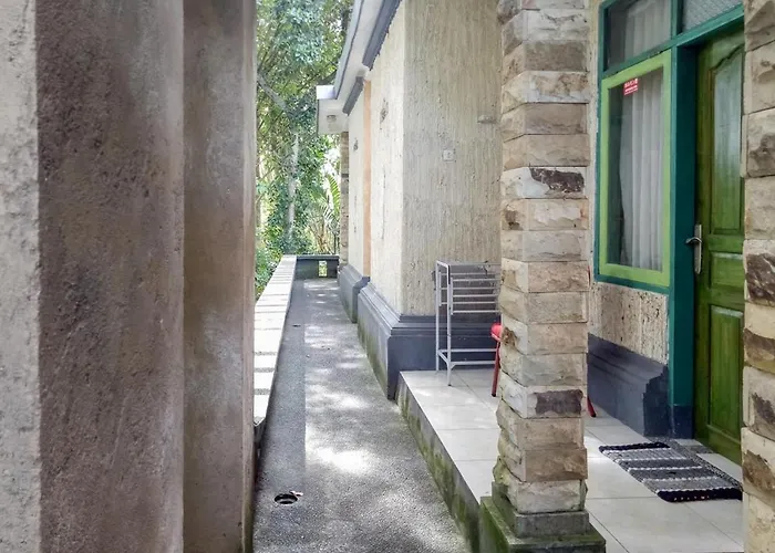 Daton House Near Bali Zoo Ubud Mitra Reddoorz ホテル 2*